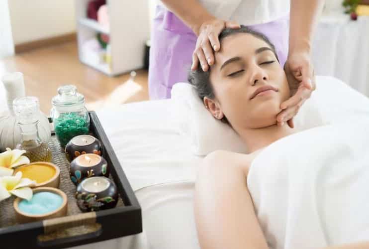 فواید ماساژ درمانی پوست در سالن زیبایی دترلند