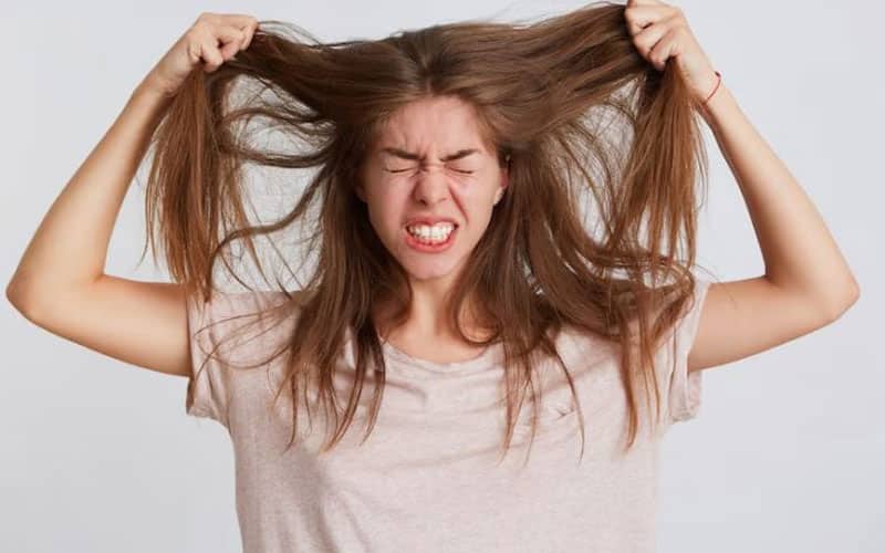 درمان موهای آسیب دیده در سالن زیبایی دترلند